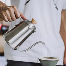 โหลดรูปภาพลงในเครื่องมือใช้ดูของ Gallery Coffee Stainless Steel Wooden Handle Drip Pot, 650ML - yycoffee
